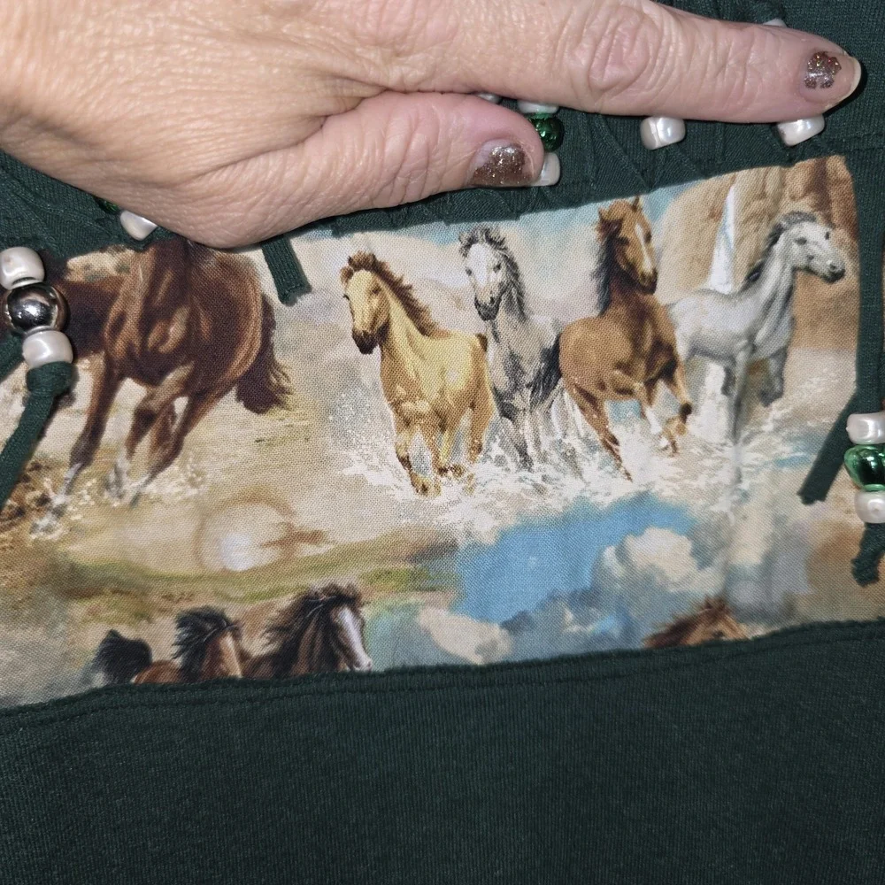 DARK GREEN MULTI HORSE DESIGN Beads, Gilden Brand XL